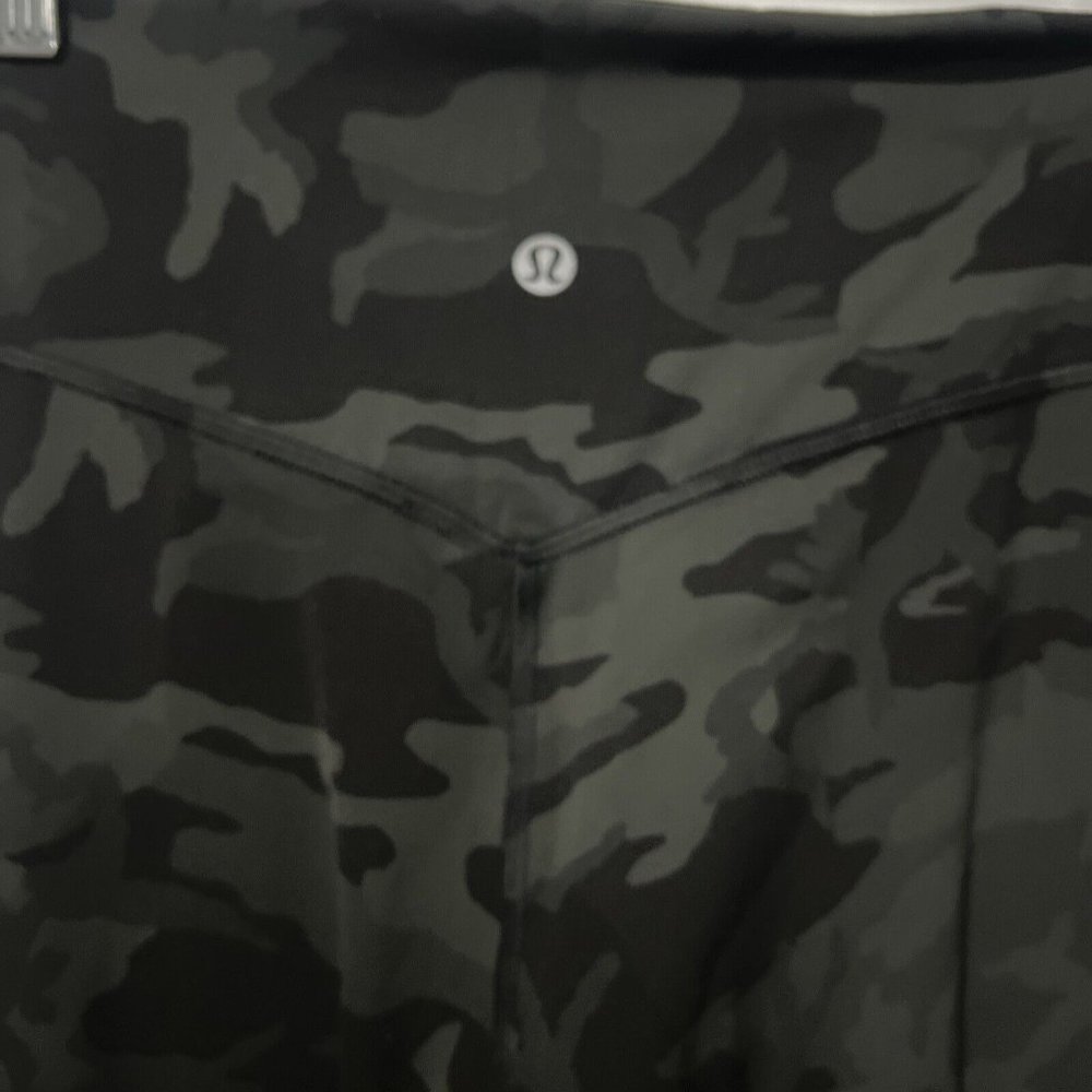 Lululemon Size 8 High Rise Cropped 23” Camo‎ Black & Gray Pant Yoga B10